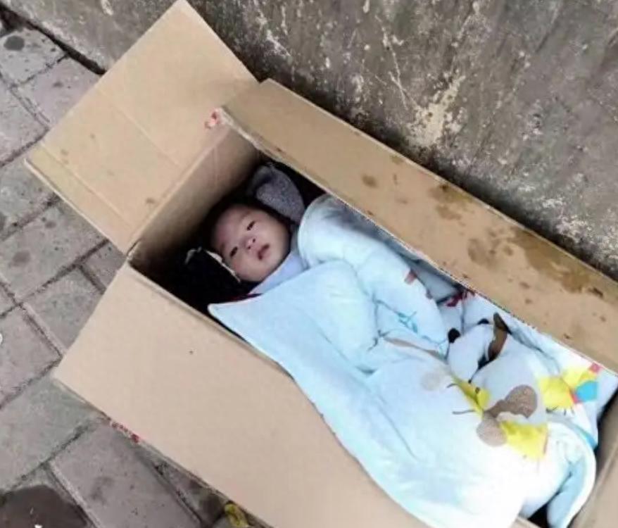 1997 年，辽宁一位 35 岁普通男子捡到了瘫痪女婴，这一弱小又特殊的生命让他