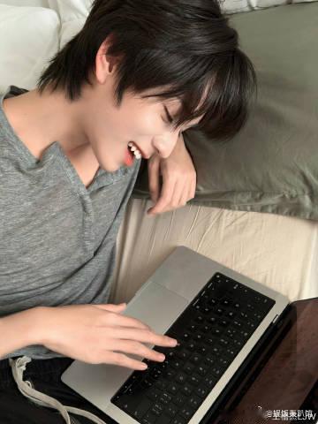 王橹杰开售一分钟销售额800万开售瞬间数据引爆全网热议，王橹杰一分钟拿下800万