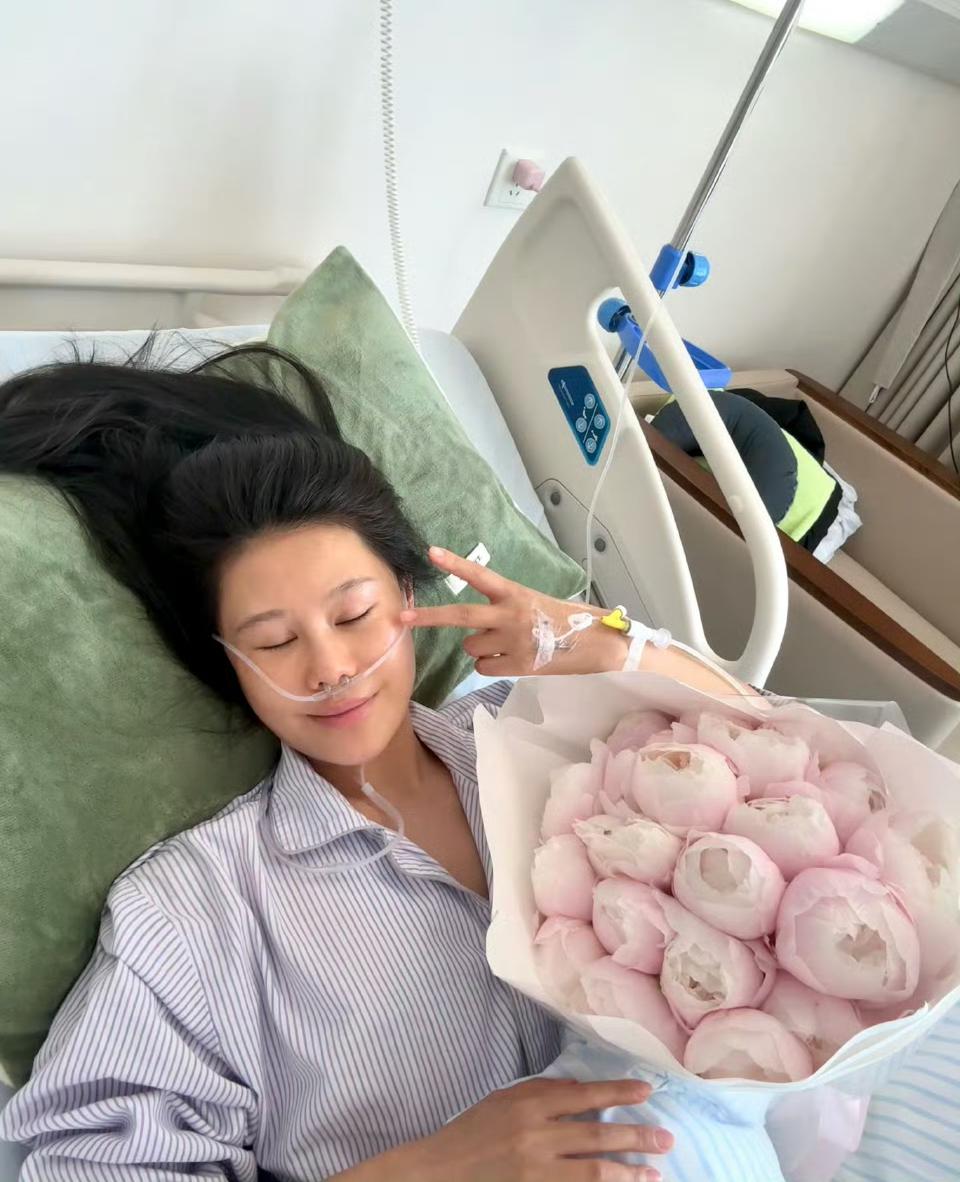歌手袁娅维在医院给大家报平安，说自己会加油好起来，并与大家相约杭州见。

5月8