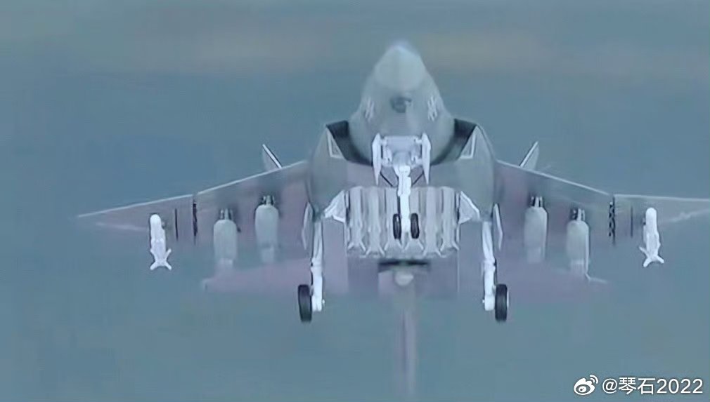 首见折叠翼挂弹去年官方就发过满挂架的J35网页链接图3图4，相对于最近的飞行图，