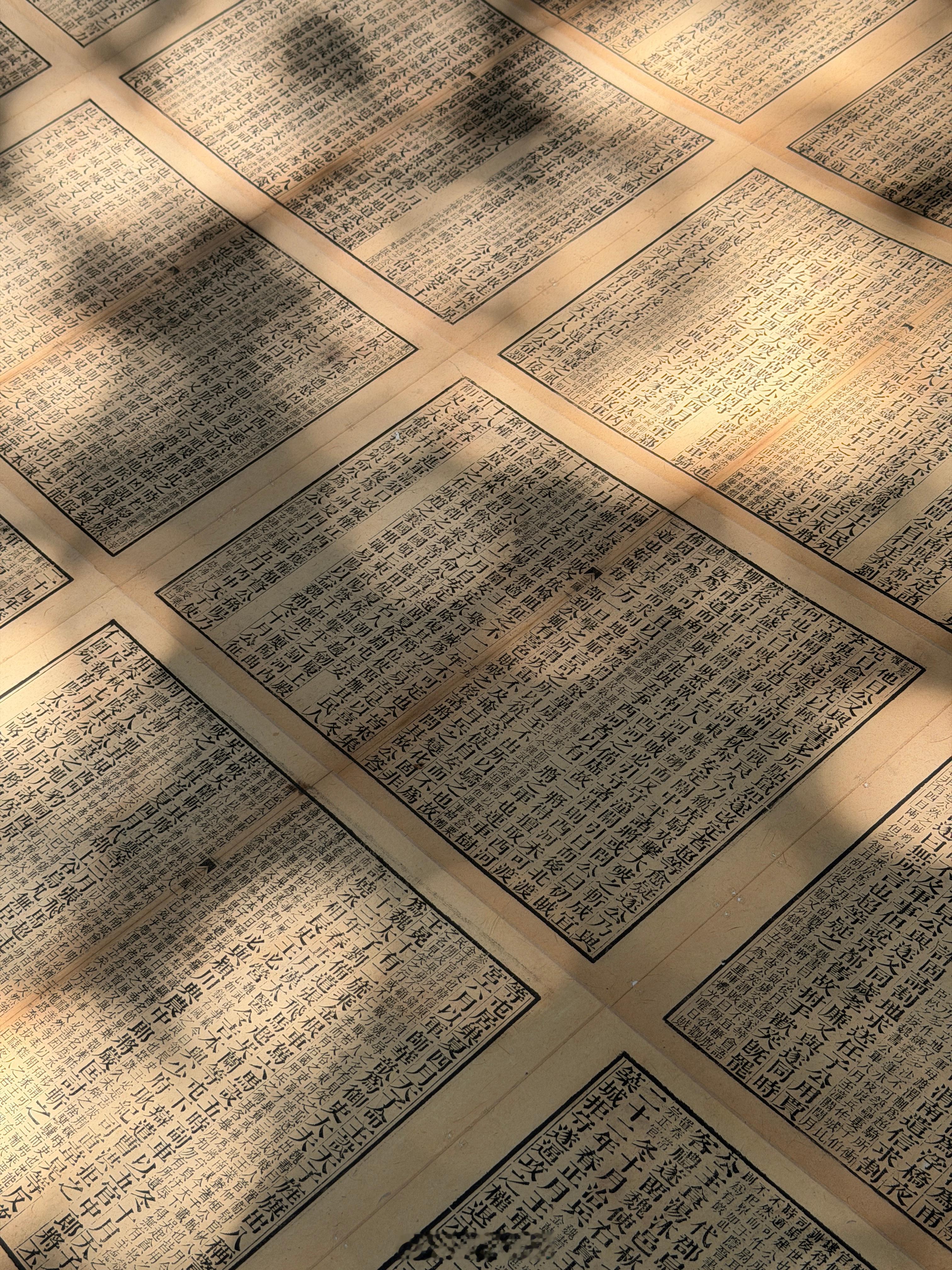 晚清金陵书局仿汲古阁《三国志》，魏武帝曹操本纪，两米八宽，八十公分高，你们谁家大
