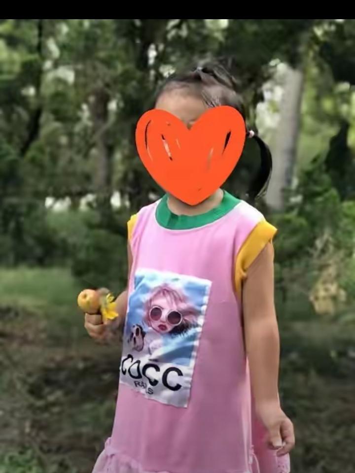 太揪心了!4岁女娃在幼儿园连续3天没人来接，老师放心不下直接带回家，发现孩子不哭