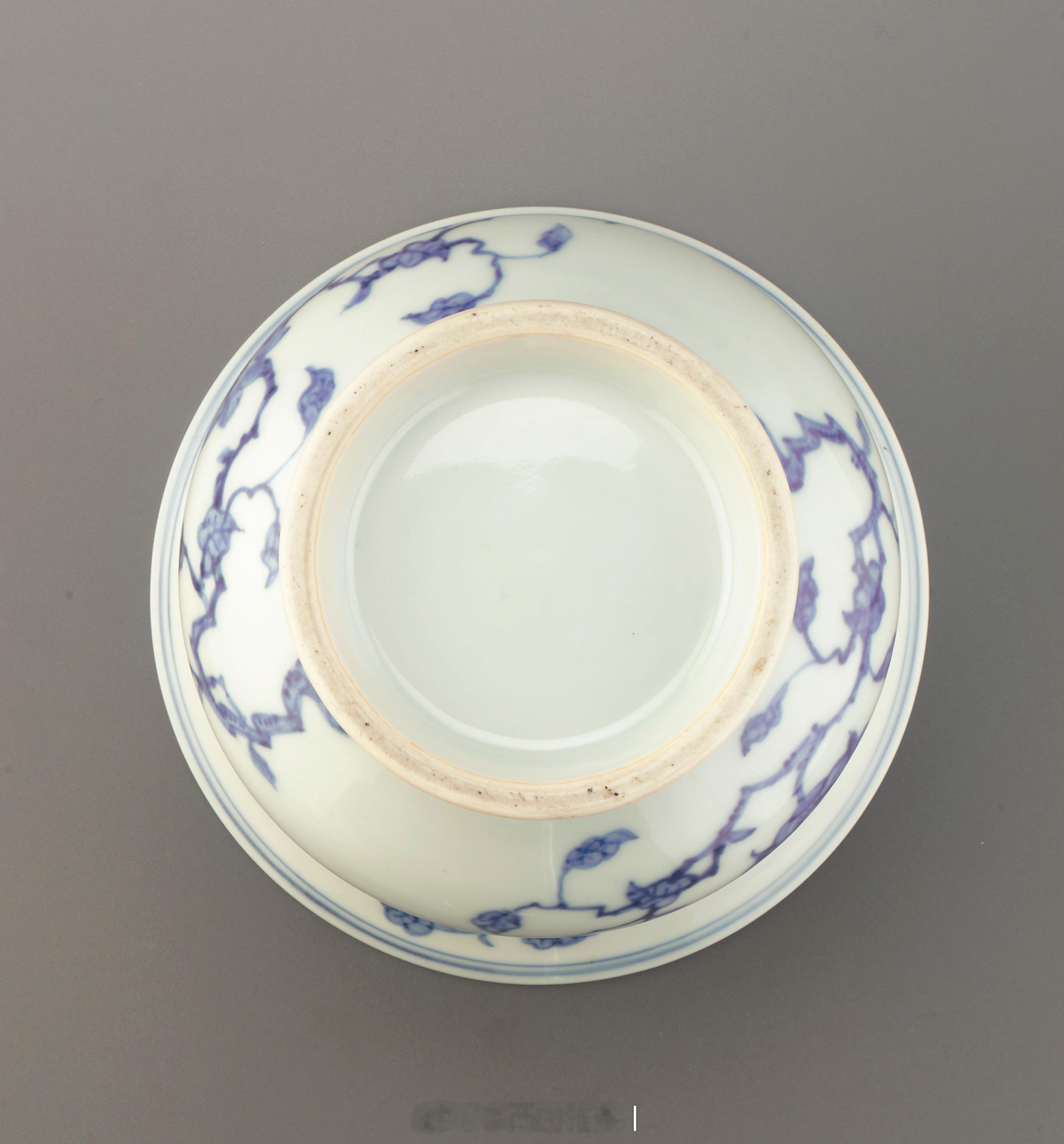 明 青花折枝花果纹渣斗尺寸：  H x W: 10.8 x 14.9 cm来源：