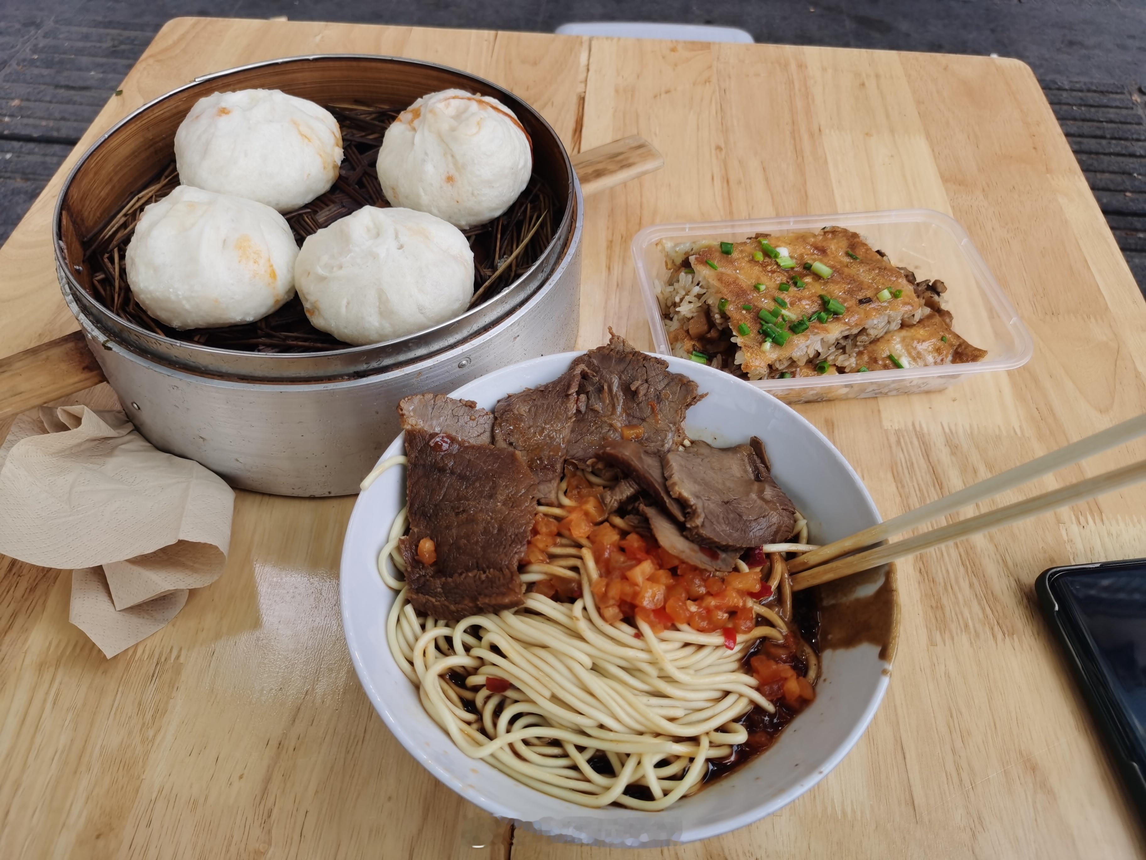 #吃货在这里#  牛肉热干面+包猩猩红油羊肉包+三鲜豆皮——38块，真●碳水圣地