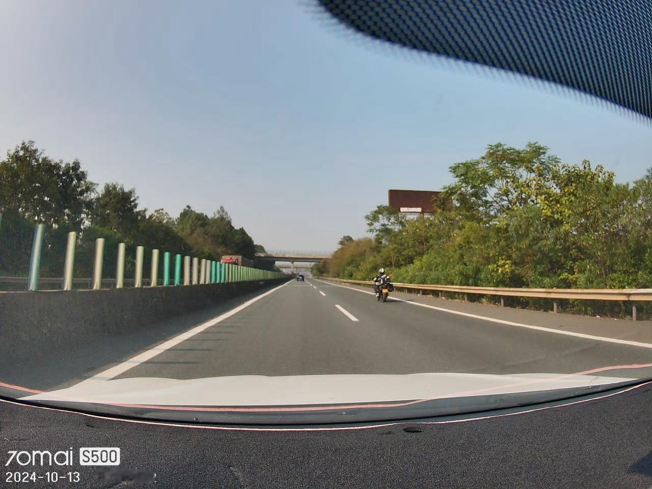 摩托车上高速有亲眼所见，就是挺好奇他们到底是怎么上去的，毕竟收费站有人受着？难不