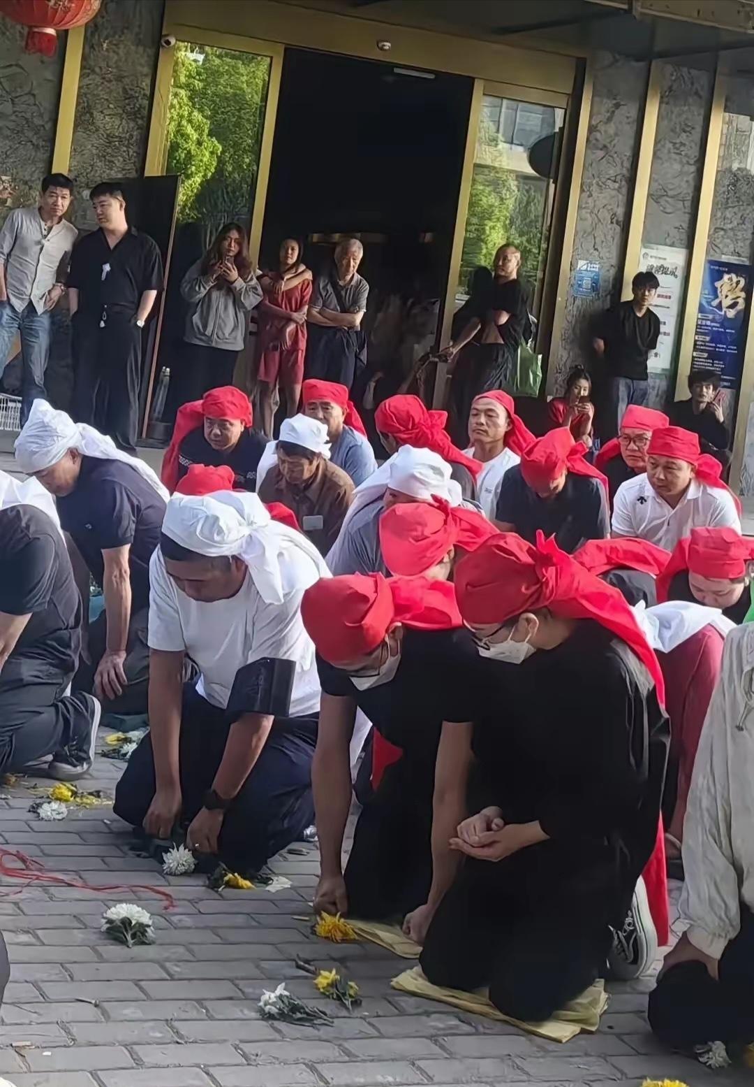 5月16日，郭富城陪同方媛回安徽芜湖市南陵县参加外公葬礼。方媛因紧急返乡奔丧，缺