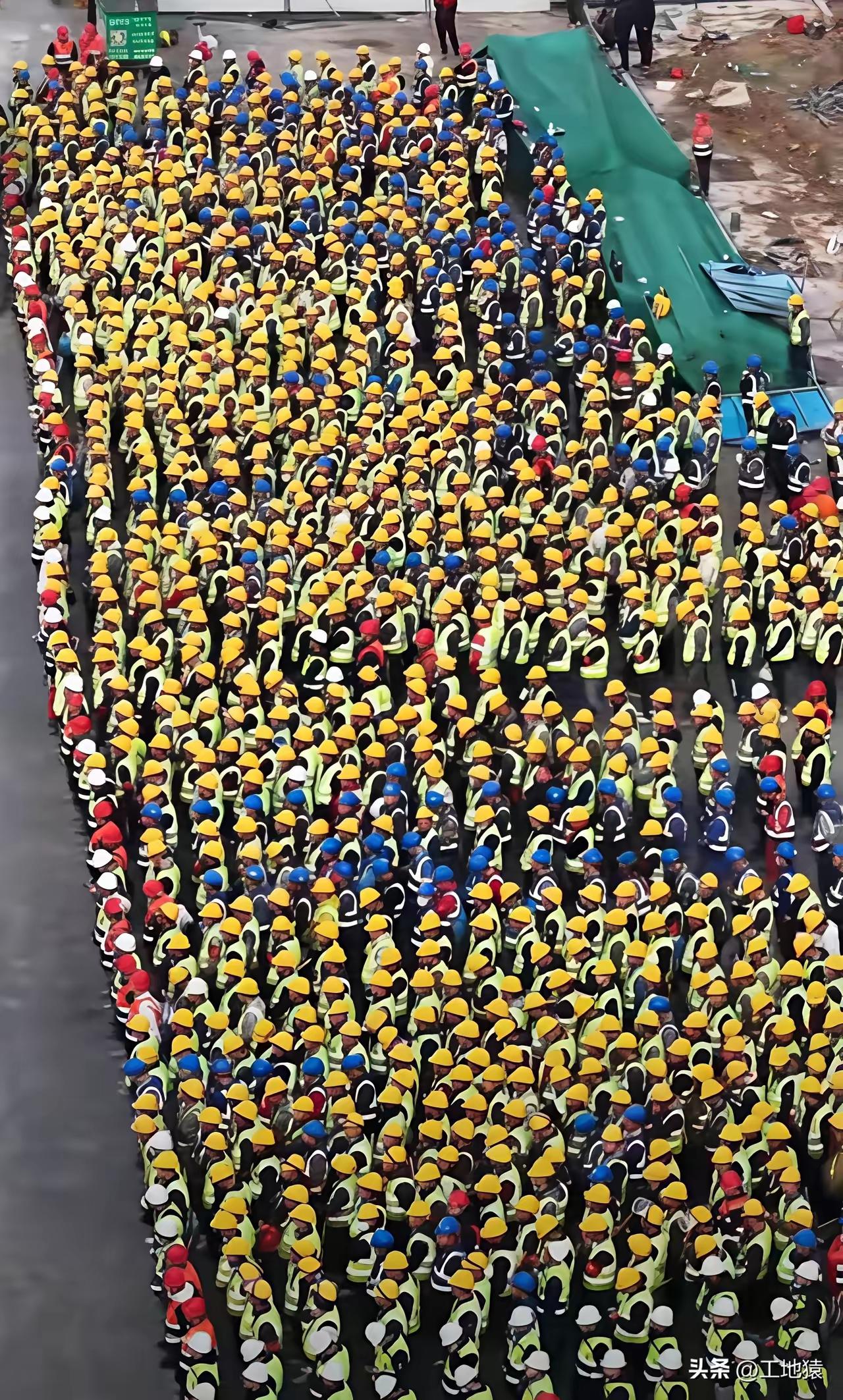 高峰期有1.2万名施工人员！
​维信诺项目，550亿安徽合肥，人海战，工地全是人