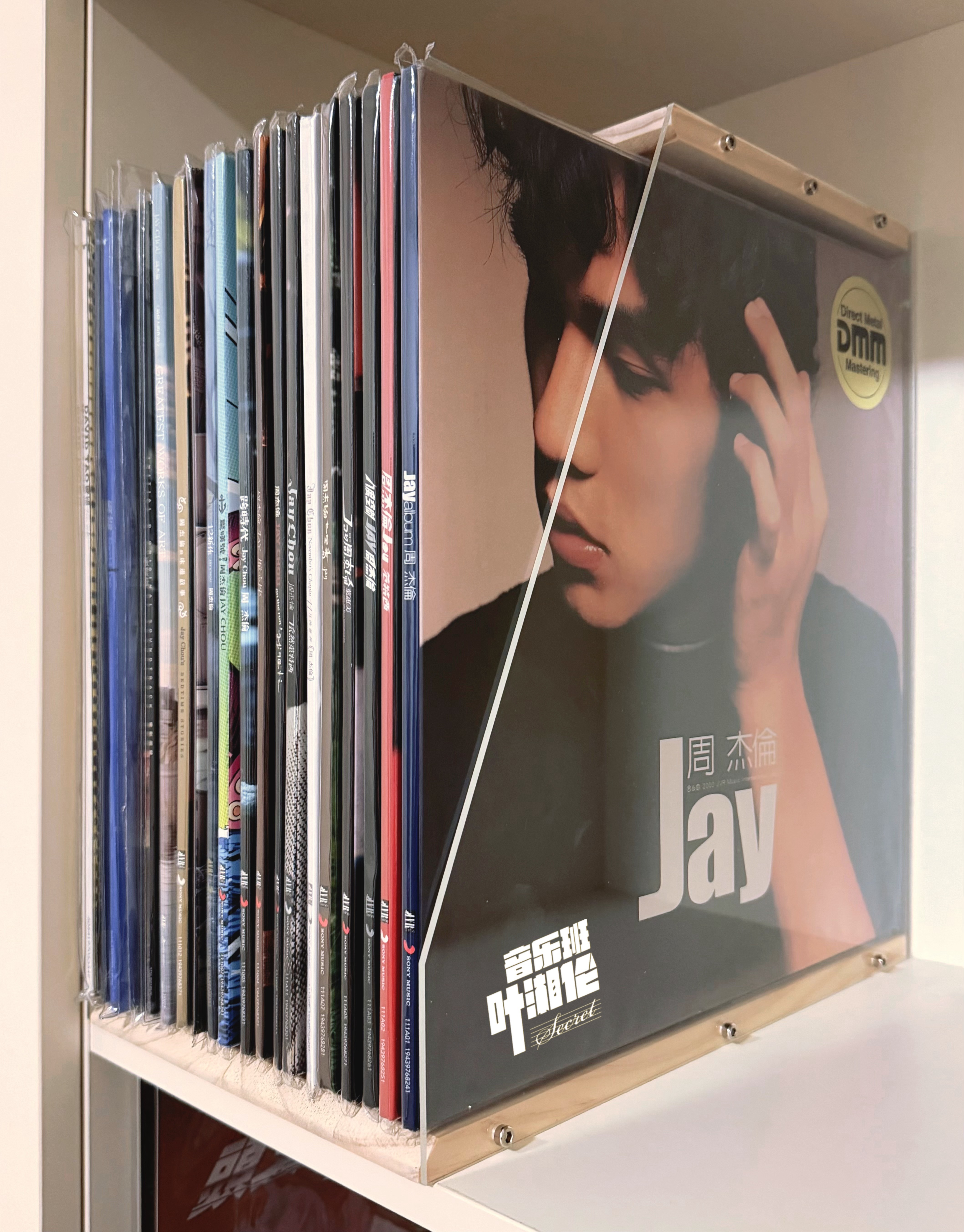 周杰伦说今晚0点准备 把黑胶唱片拿出来装柜展示，对即将出生的小16表示欢迎！