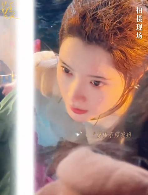 戴燕妮就这么被扔进美强惨赛道 落水戏拍到发烧还坚持完成，节目里个人舞台被删也不哭