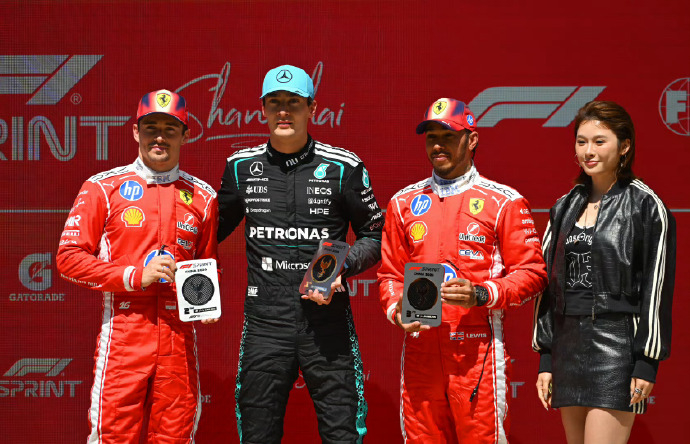 吴艳妮为拉塞尔颁奖  跨界亮相2026年F1中国大奖赛，以颁奖嘉宾身份为冲刺赛前