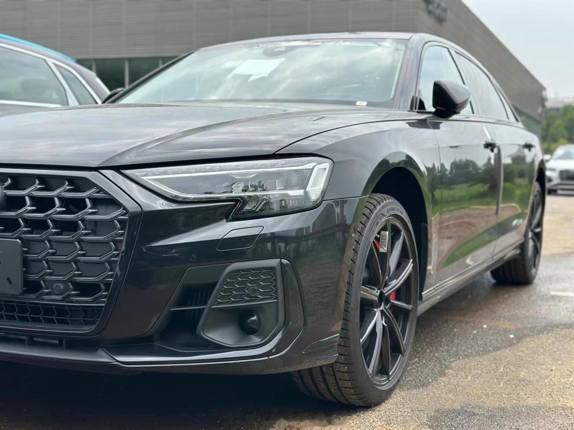 孤傲的西装暴徒！！！[酷]奥迪 S8L 4.0TFSI quattro传奇黑/黑
