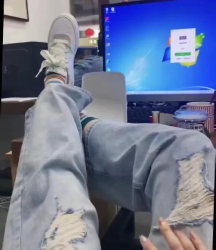 “俩月没工资，我都不敢点开银行卡。
”35岁的王磊上周去亦庄面试，HR一句“先