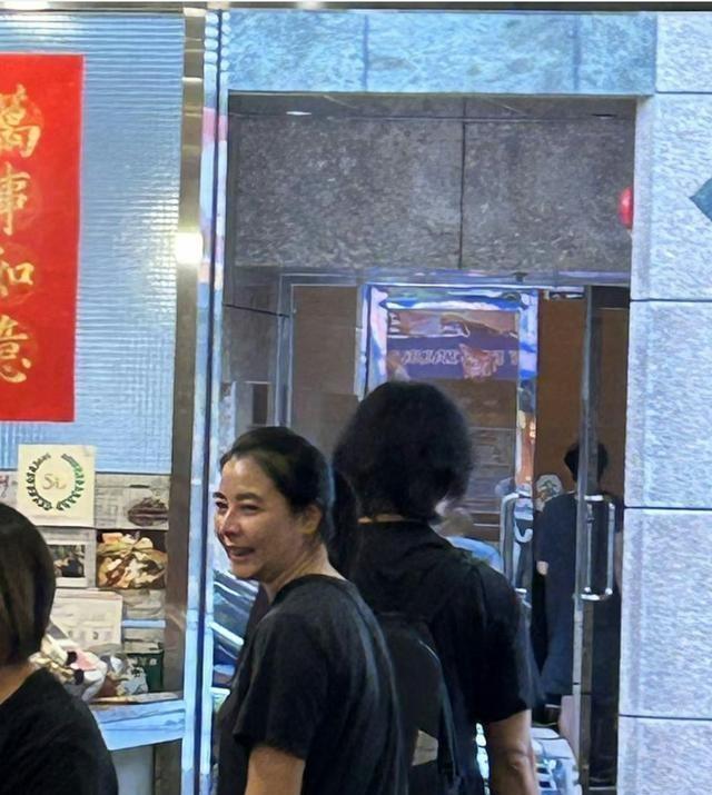 郑伊健蒙嘉慧现身小店，素颜吃面幸福肥，回港过日子真惬意 ​​​