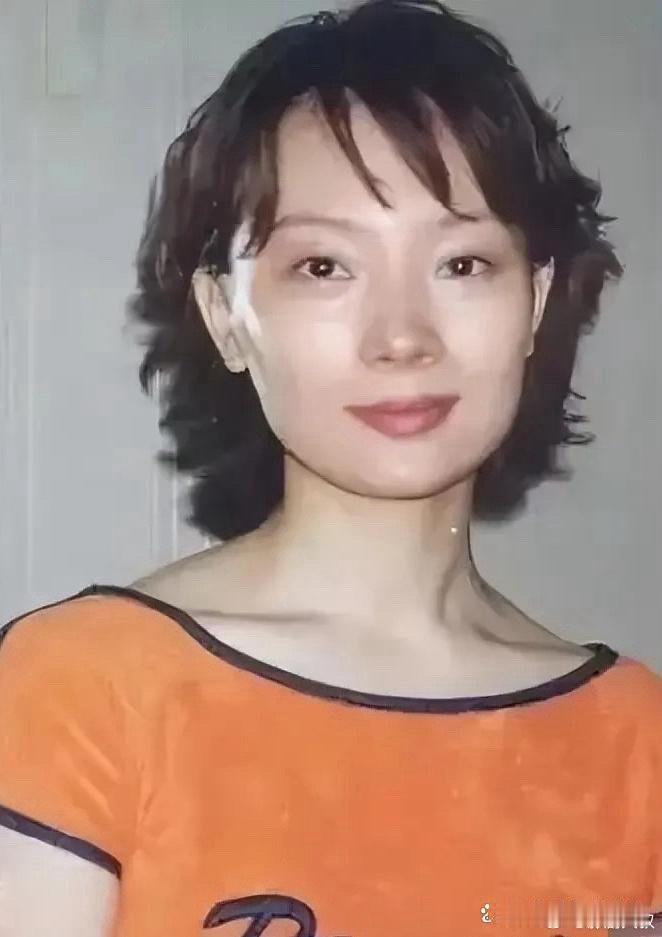 陈数年轻时脸型较宽，现在却变得精致了 