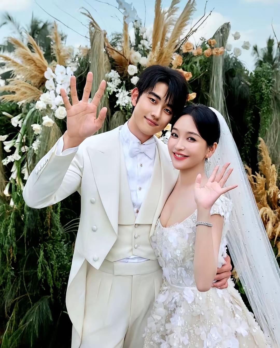 金莎在巴厘岛穿婚纱的照片刷爆屏了。45岁的人，一袭白纱站在海边，海风掀着裙摆，脸