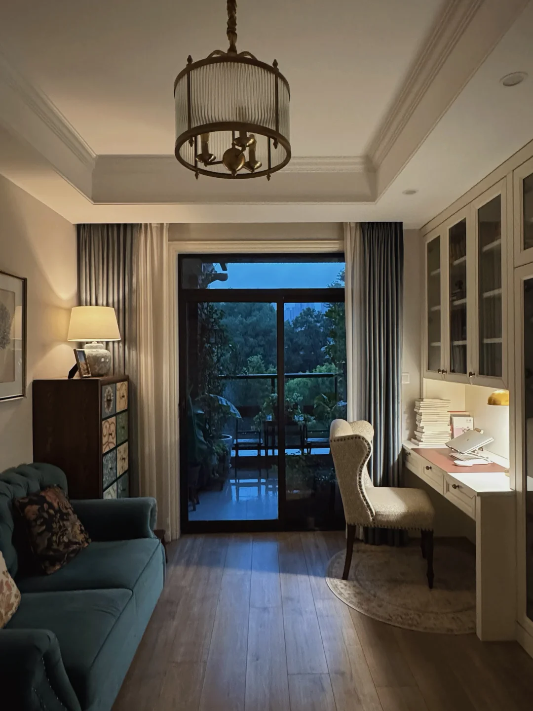 雨天清晨，在书房等天慢慢变亮