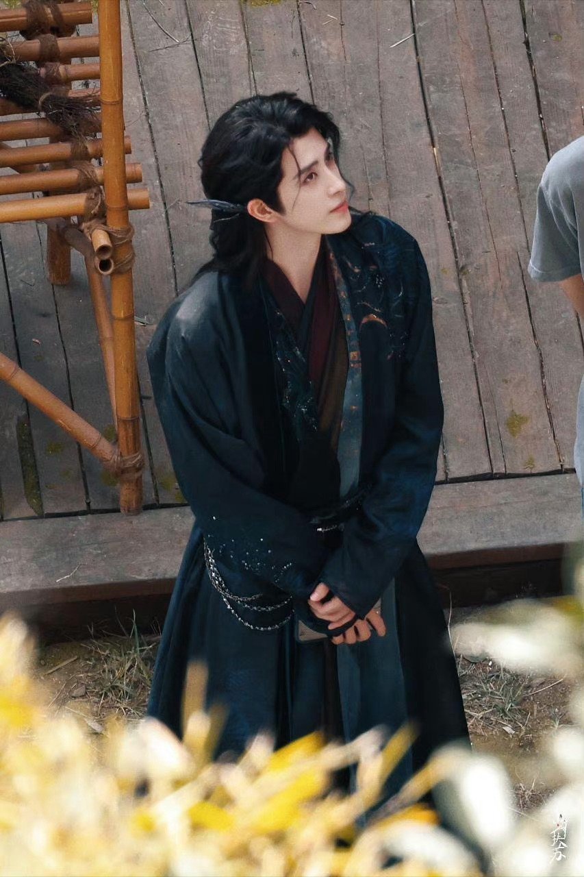 #敖瑞鹏[超话]#敖瑞鹏的颜值确实很不错啊，俯视角度也是这么的完美，这个造型疯狂