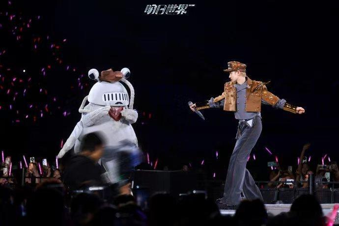 汪苏泷头纱都戴上了成为我的新郎吧 调侃归调侃，汪苏泷这场舞台艺术感拉满，实力再次