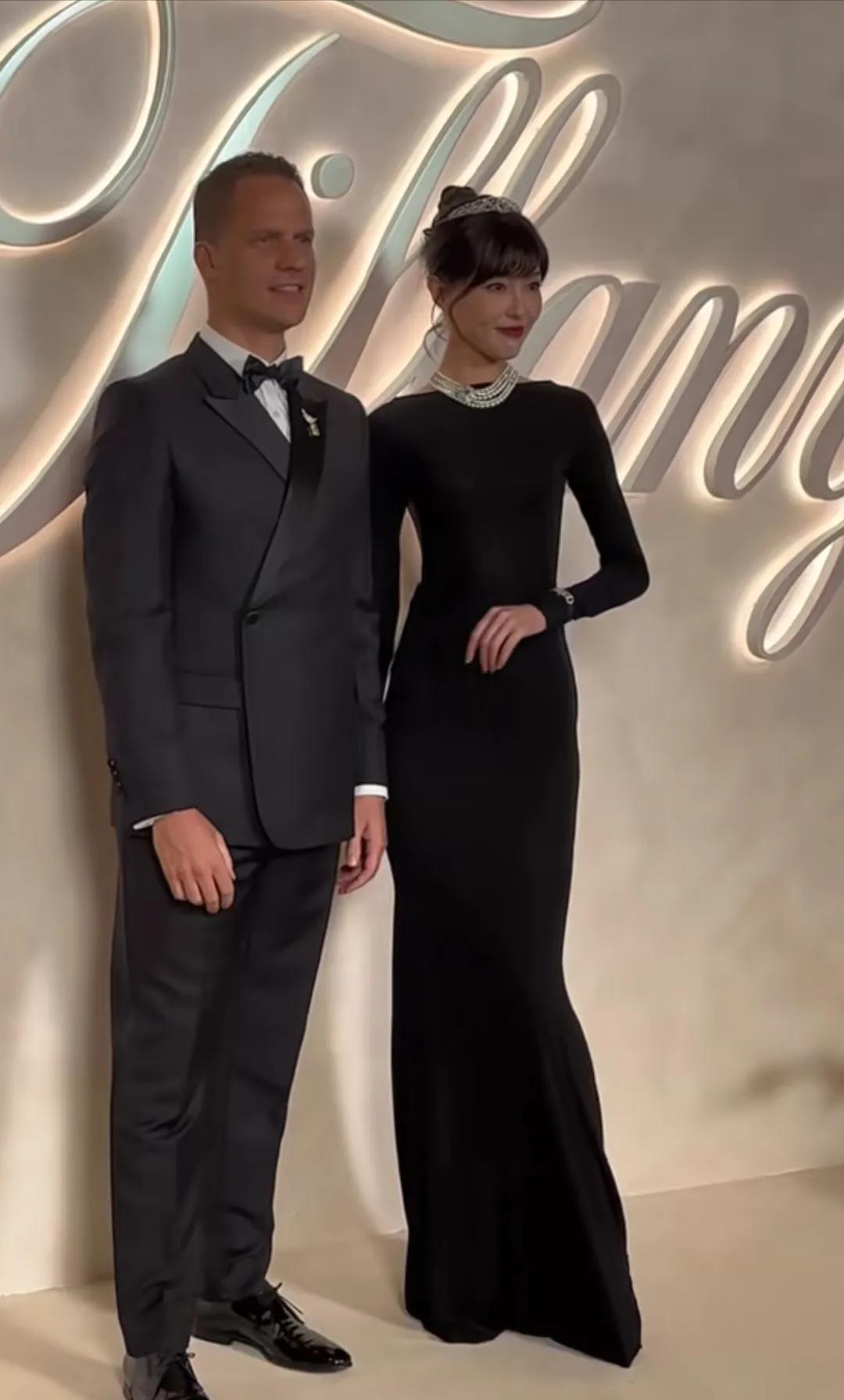 唐嫣今日线下活动生图好美呀，她好有御姐范儿呀，太羡慕生了孩子身材还是那么好，那么