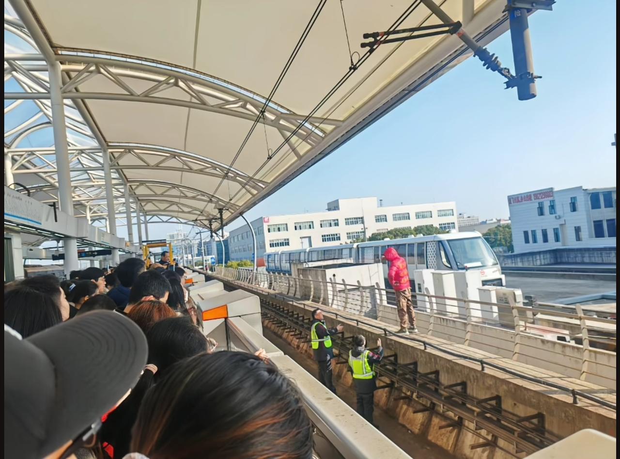上海地铁发布情况说明，地铁8号线今天早上有外人进入线路，使车辆运行受到影响！

