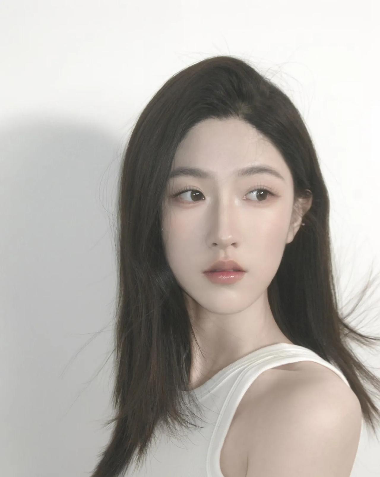 清新自然，少女感满满，纯白背景下的自然美