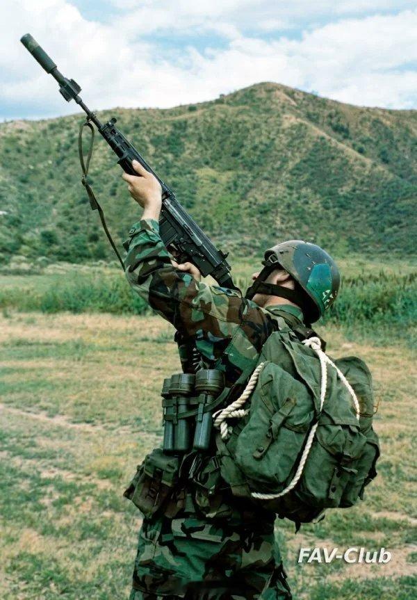 轻武器 20 世纪 90 年代，委内瑞拉陆军伞兵使用 FN FNC 5.56 毫