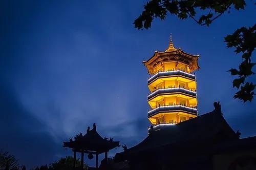 海盐县西边有一座资圣寺，原名普明院，据前人记载，这是晋朝将军戴威将自己的房屋捐献