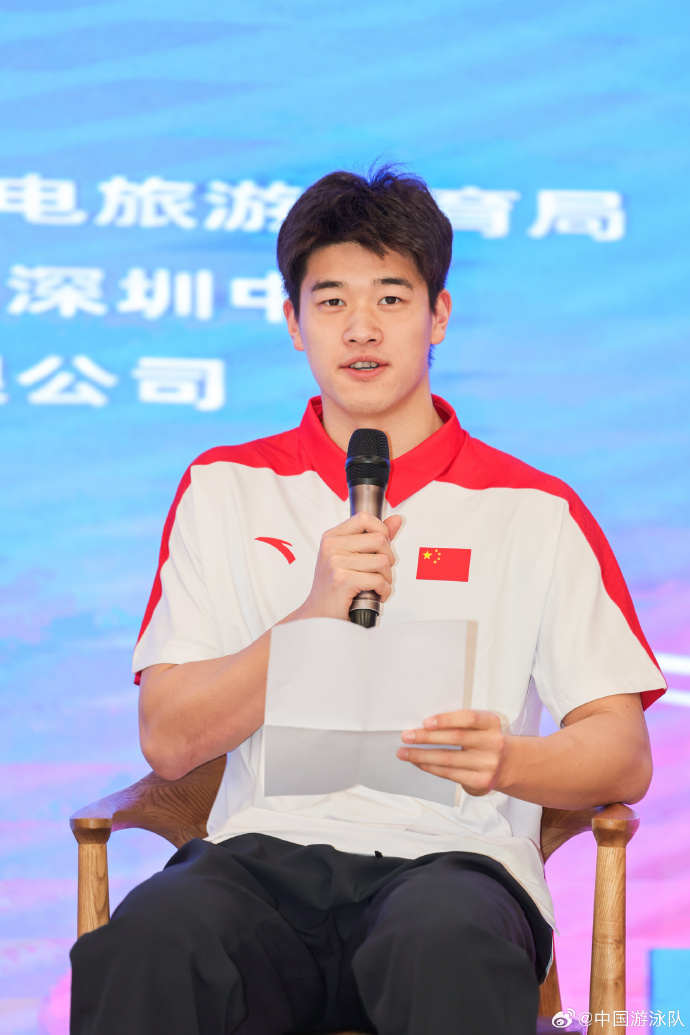 #潘展乐张雨霏校园送激励#深圳校园迎来泳坛星光，中国游泳公开赛中外运动员进校园公