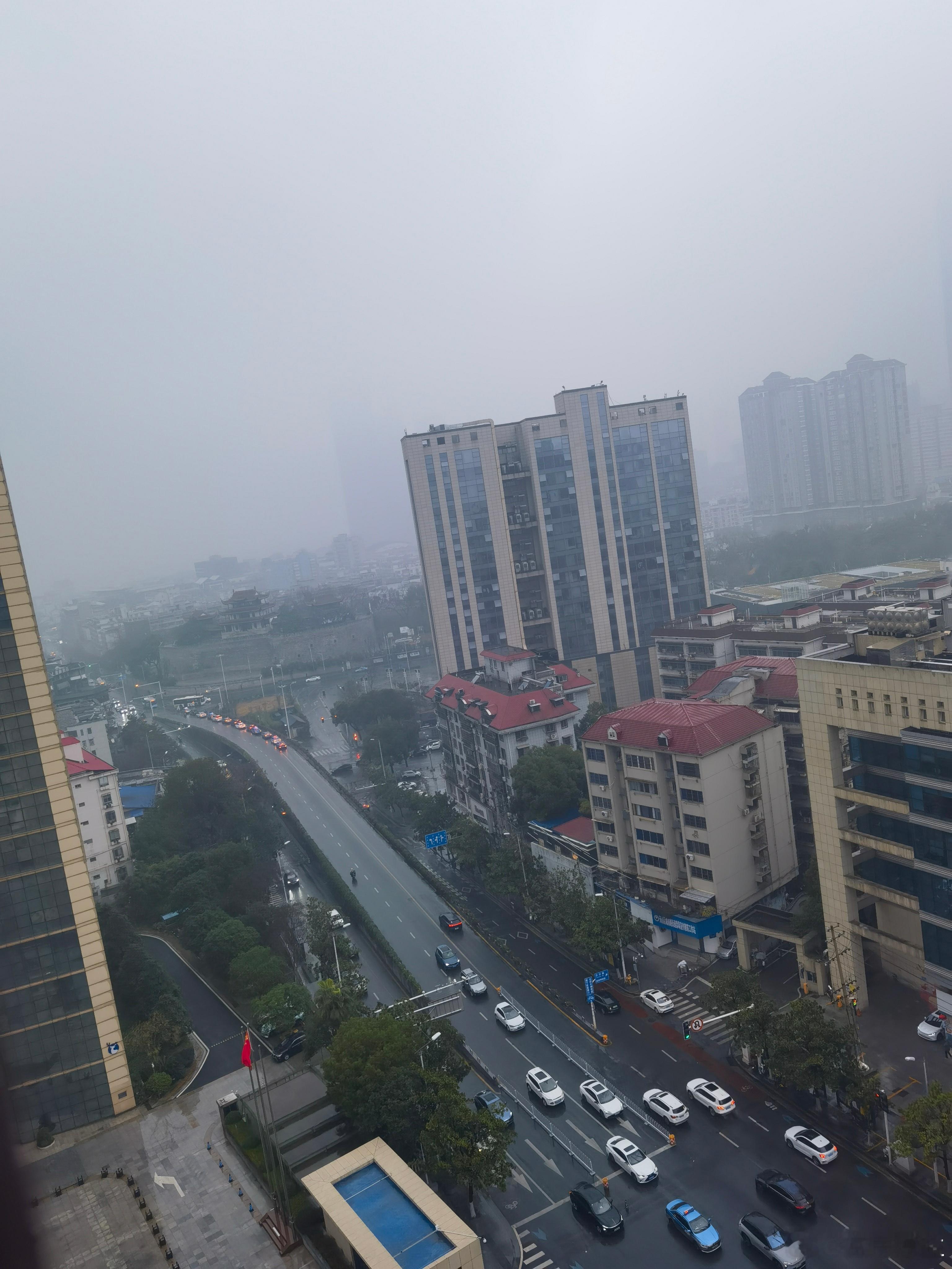 正确认识自己什么东西早晨用四条腿走路，中午用两条腿走路，晚上用三条腿走路？这是著