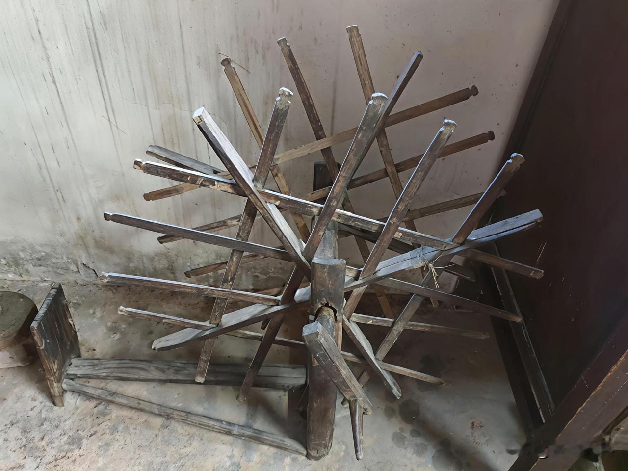 老屋子里发现一台老古董，应该有几百年历史了吧！问了160人没有一个人认识的，都说