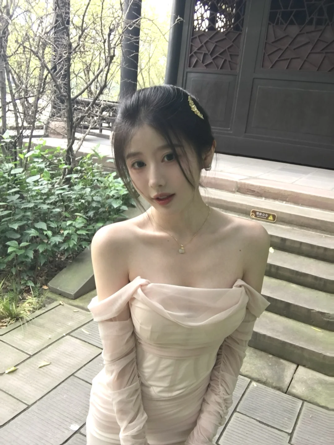 夕阳赖着不走挂在墙头舍不得我