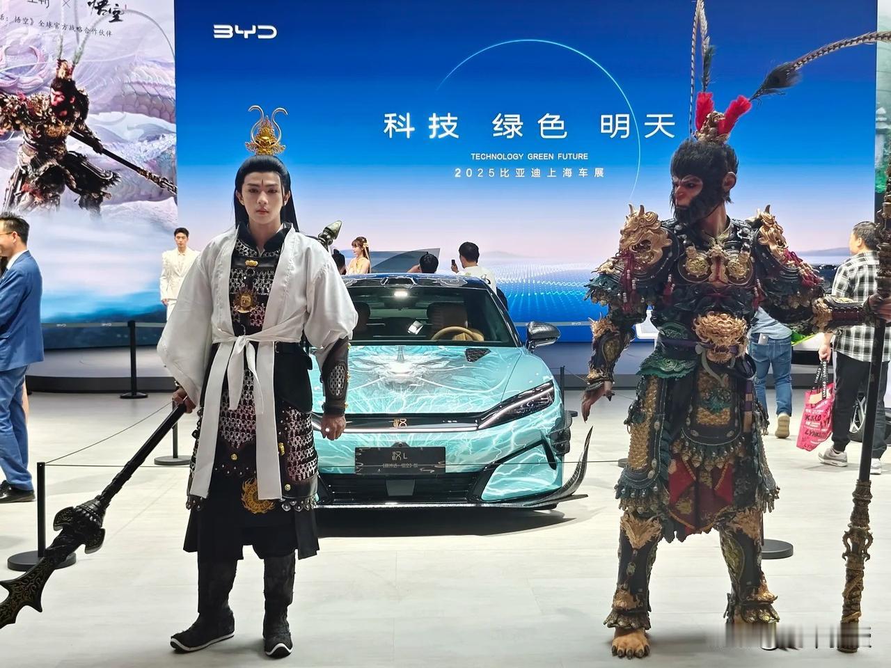 车展的黑猴COS不要错过，还有高冷四妹
这块在比亚迪的展台（8.1馆）总体来说还