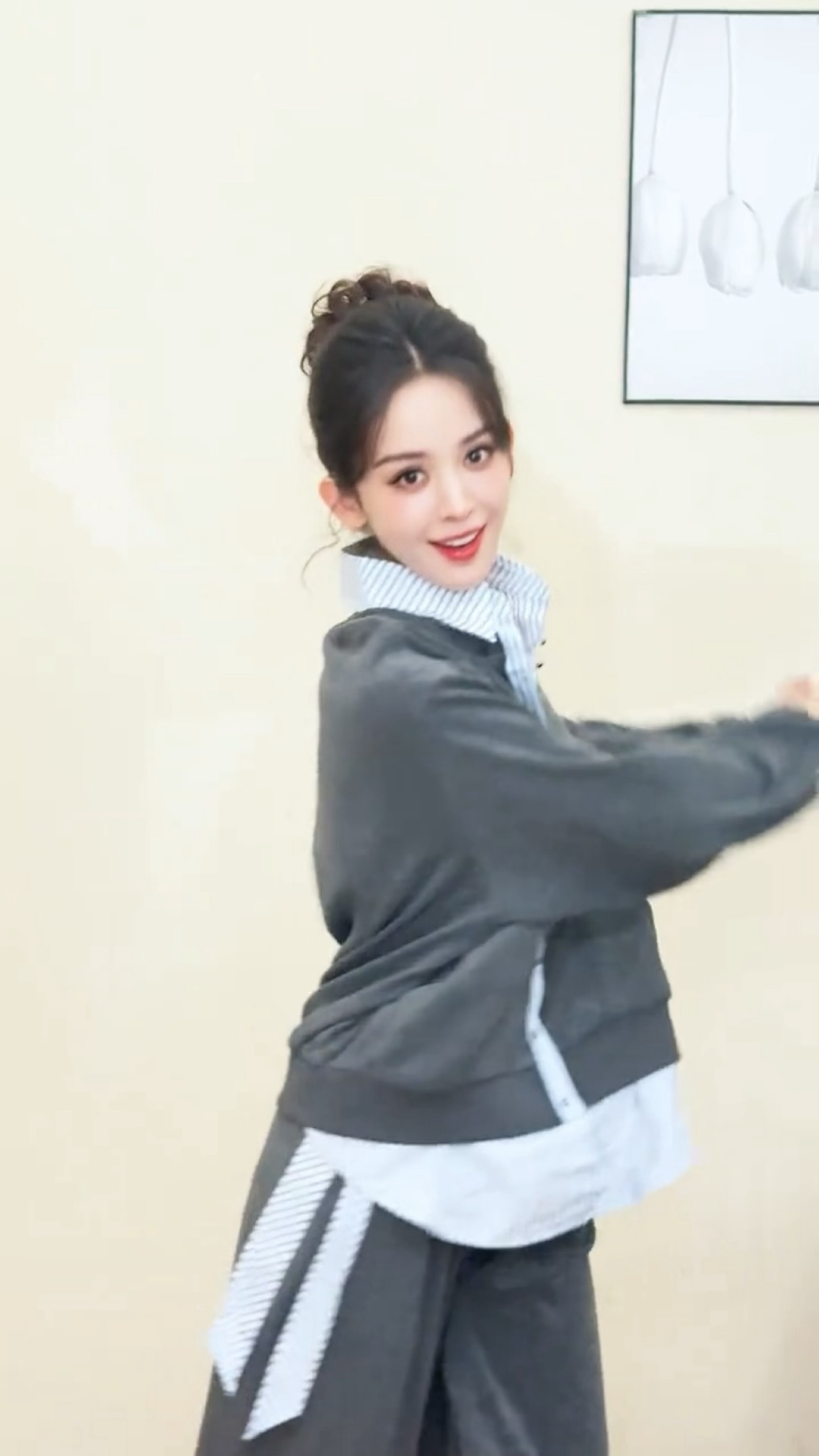 谁懂娜扎绝对建模带来的冲击力有多强，随手一截都是稳定的美貌，想要自印贵卡的程度看