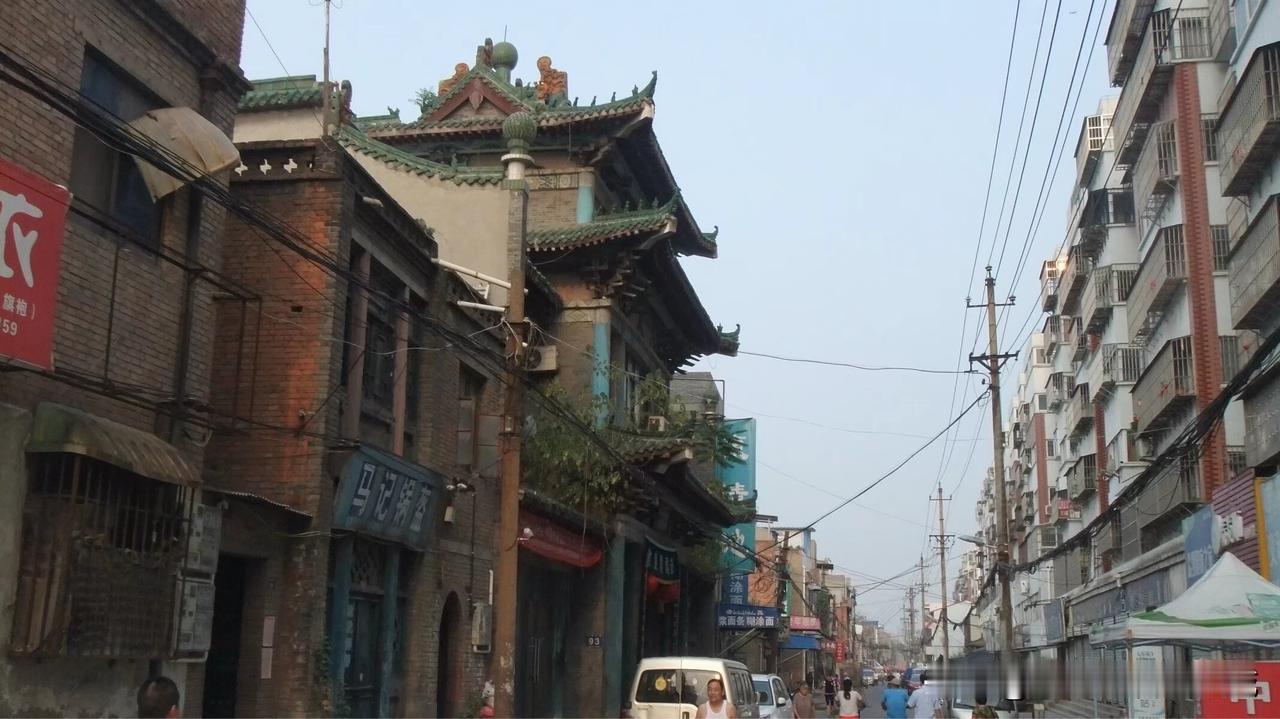 这种纯手工修锅碗瓢盆的手艺人在洛阳东关大街大石桥一带已消失多年！个人感觉他们的手