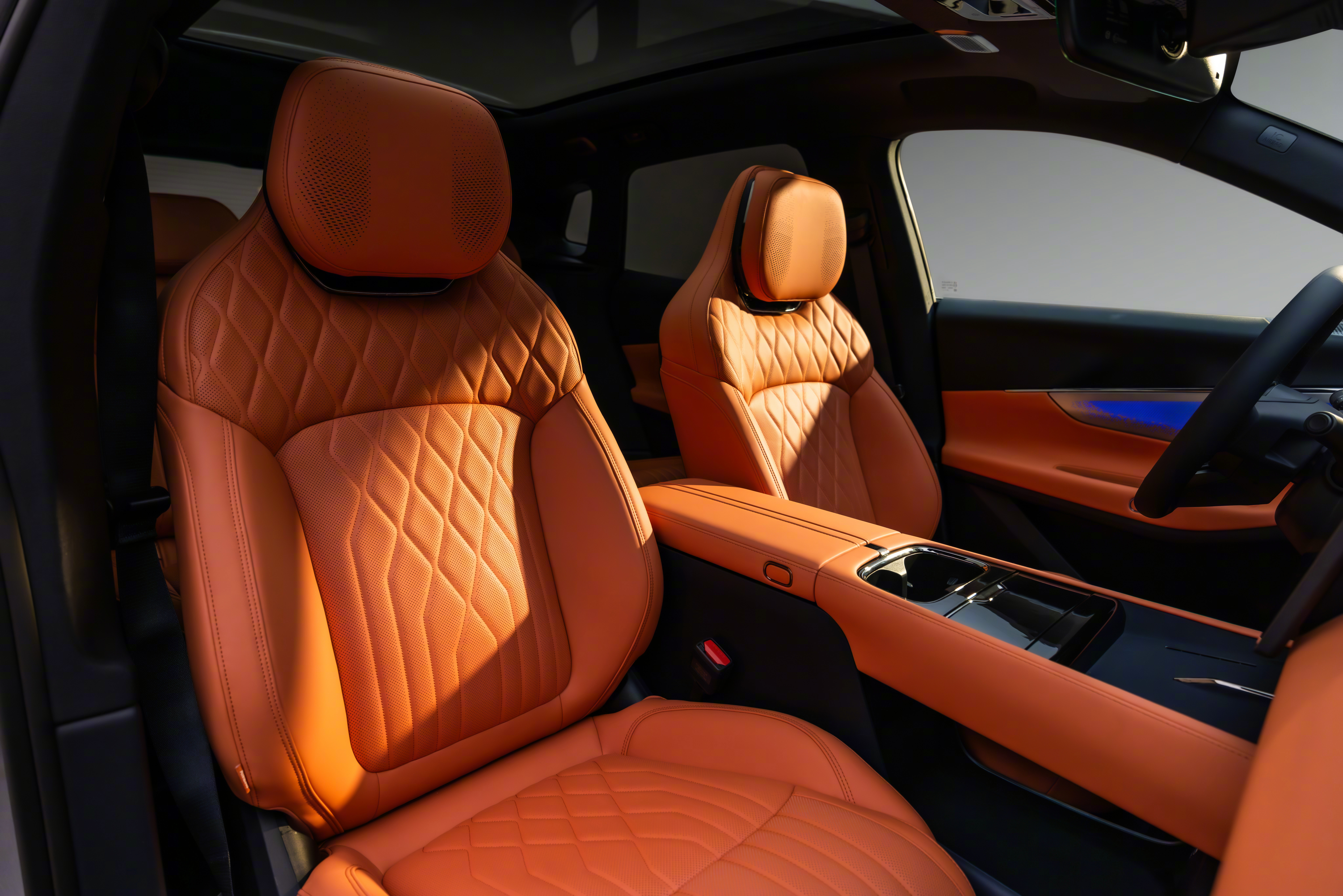 领克08极光套装灵感上新，在汽车设计领域，要做到“一眼便识”的原创设计并不容易。