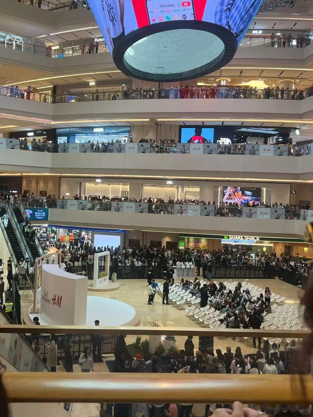 人人人侯明昊人人人侯明昊的兵里三层外三层侯明昊线下人气真的爆棚，里三层外三层全是