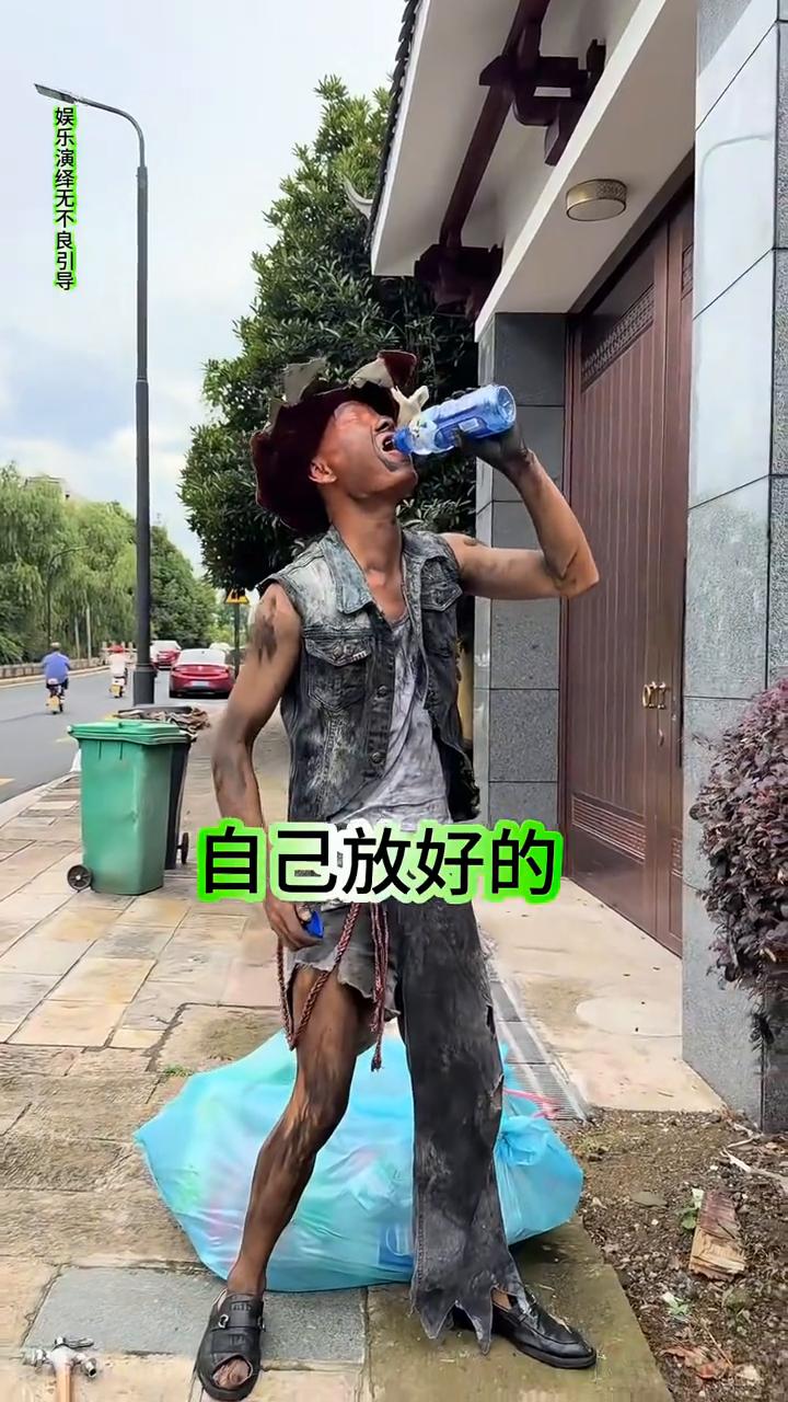女儿放学了，自己放好的还是自己放好的？生活再苦都要笑对人生。
很多姐妹都想看我扮