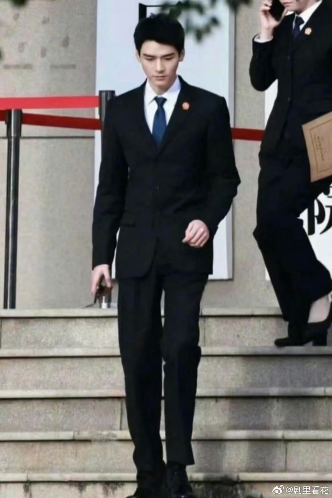 龚俊百灵鸟的B面是法槌 龚俊新角色太绝，歌声与法槌并存，舞台上是灵动歌手，法庭上