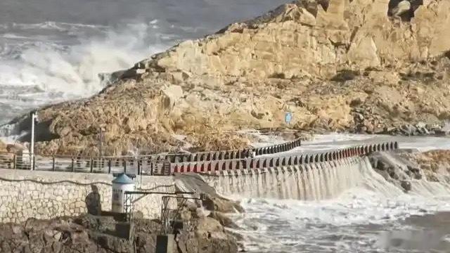 台风“白海豚”肆虐下的温岭石塘，一名9岁男孩被巨浪卷走的消息牵动人心。在狂风暴雨