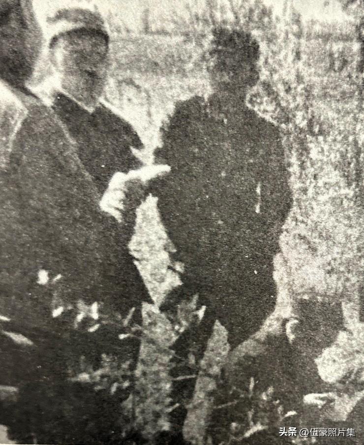 1947年，东北民主联军一纵司令员李天佑（左三）与政委万毅（左二）在东北前线勘测