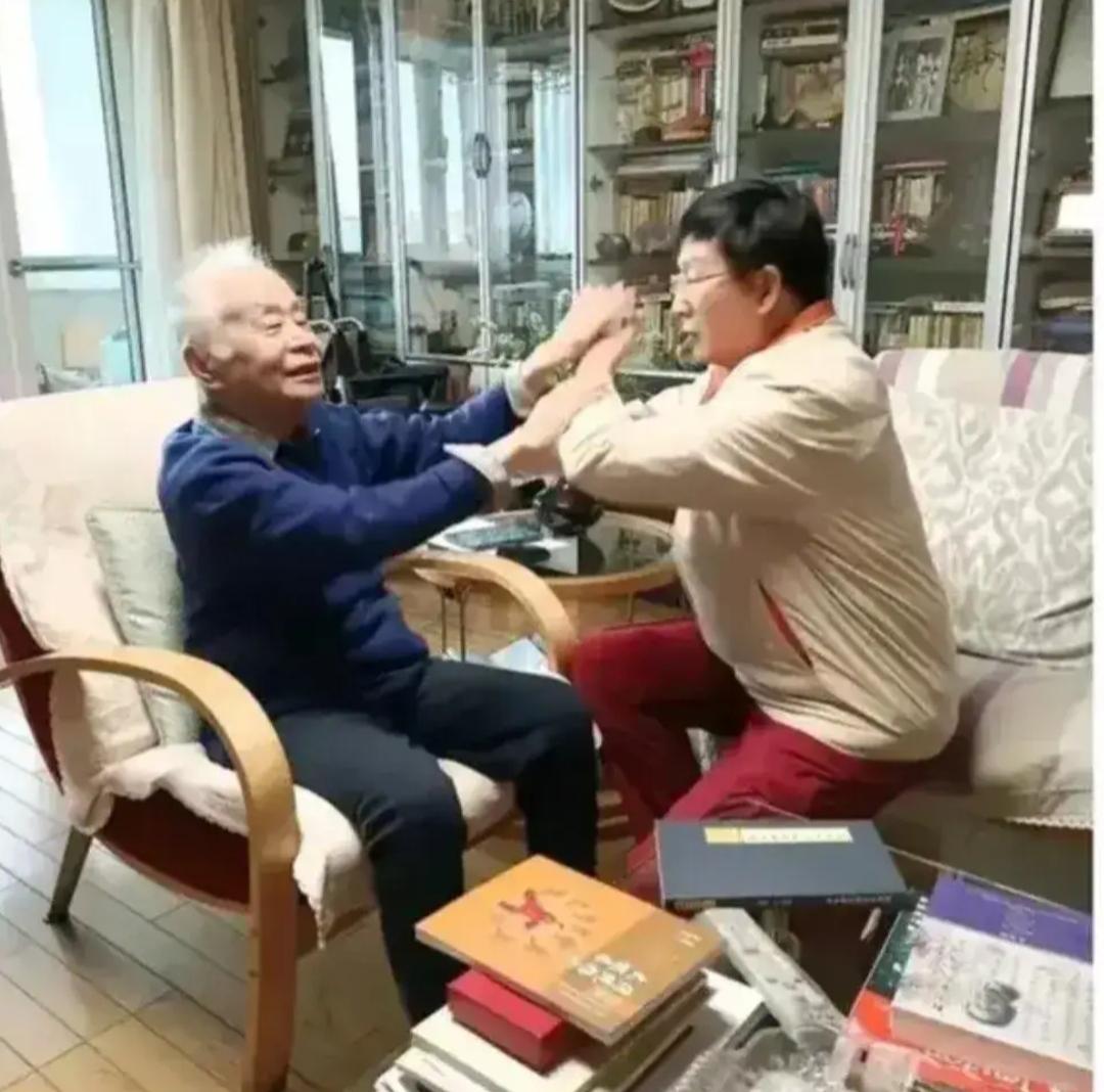 何祚庥老院士肯定是会太极拳的，这一点毋庸置疑的。
3月29日6点多钟，何老院士把
