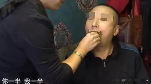 57岁大妈相亲，与大叔一见钟情。可两人共进晚餐时，大叔却突然起身上厕所，半小时都
