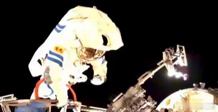 神二十一航天员出舱不但给神二十舷窗做防护，还给空间站做了防护真是厉害了！神舟二十