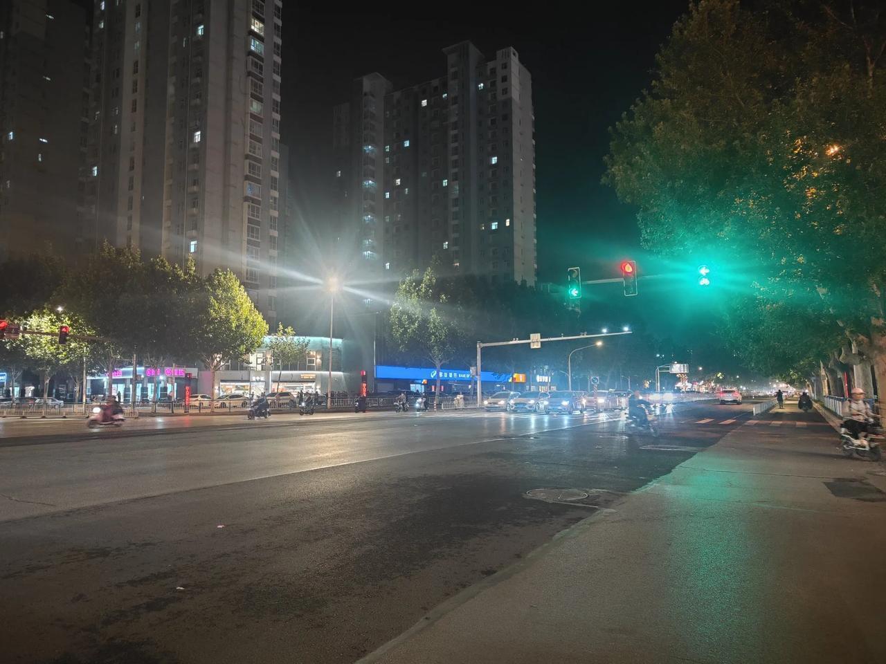 昨天晚上白天下了一场雨，到了晚上华灯初上的时候走到邢台的大街看到十字路口有着很多