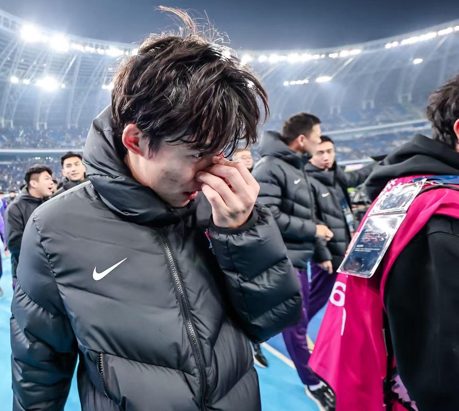 赛后谢场，大家从北看台鞠躬之后。我径直的冲向了陈哲宣，孩子看我过来有点懵，我就拍