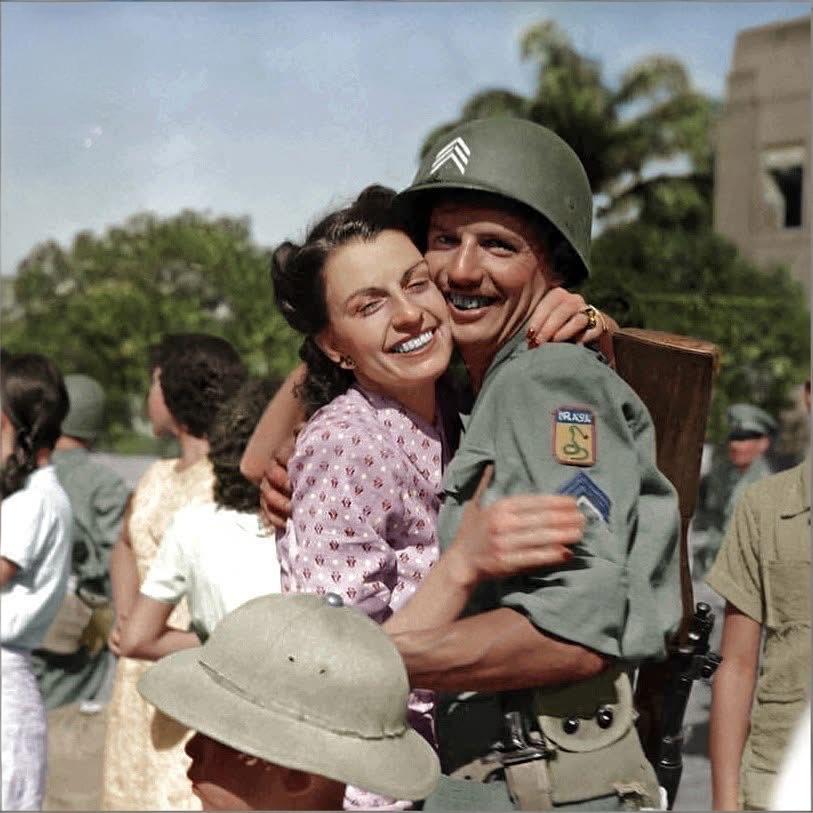 大家看得出这是1945年8月，哪个国家的远征军士兵回国与家人相拥的场景不？
19