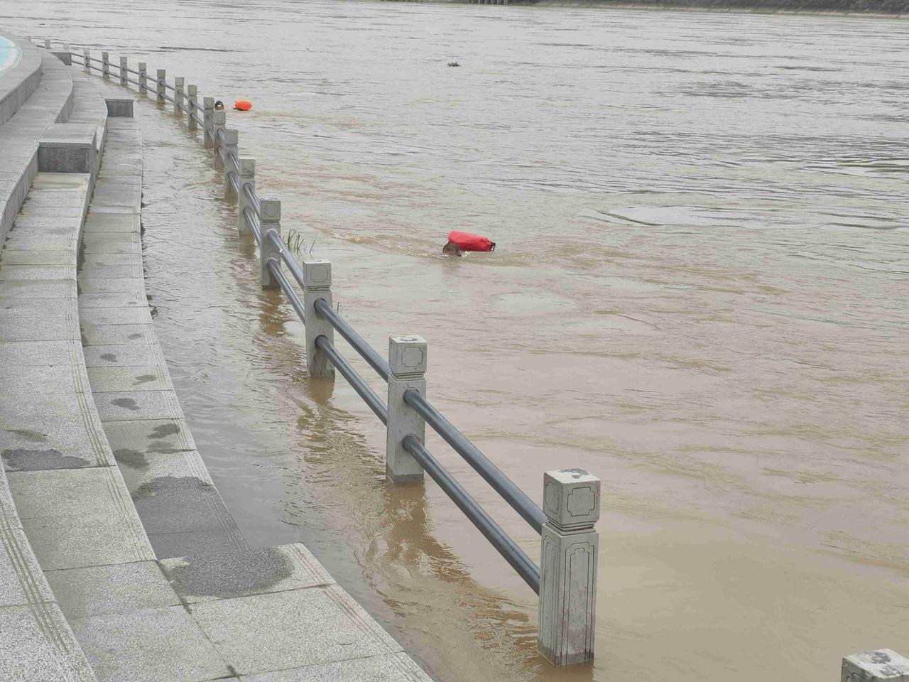 我的今日状态：💪🏻充满干劲
我这里的天气：🌧下雨这么昏的水，这安康汉子那是