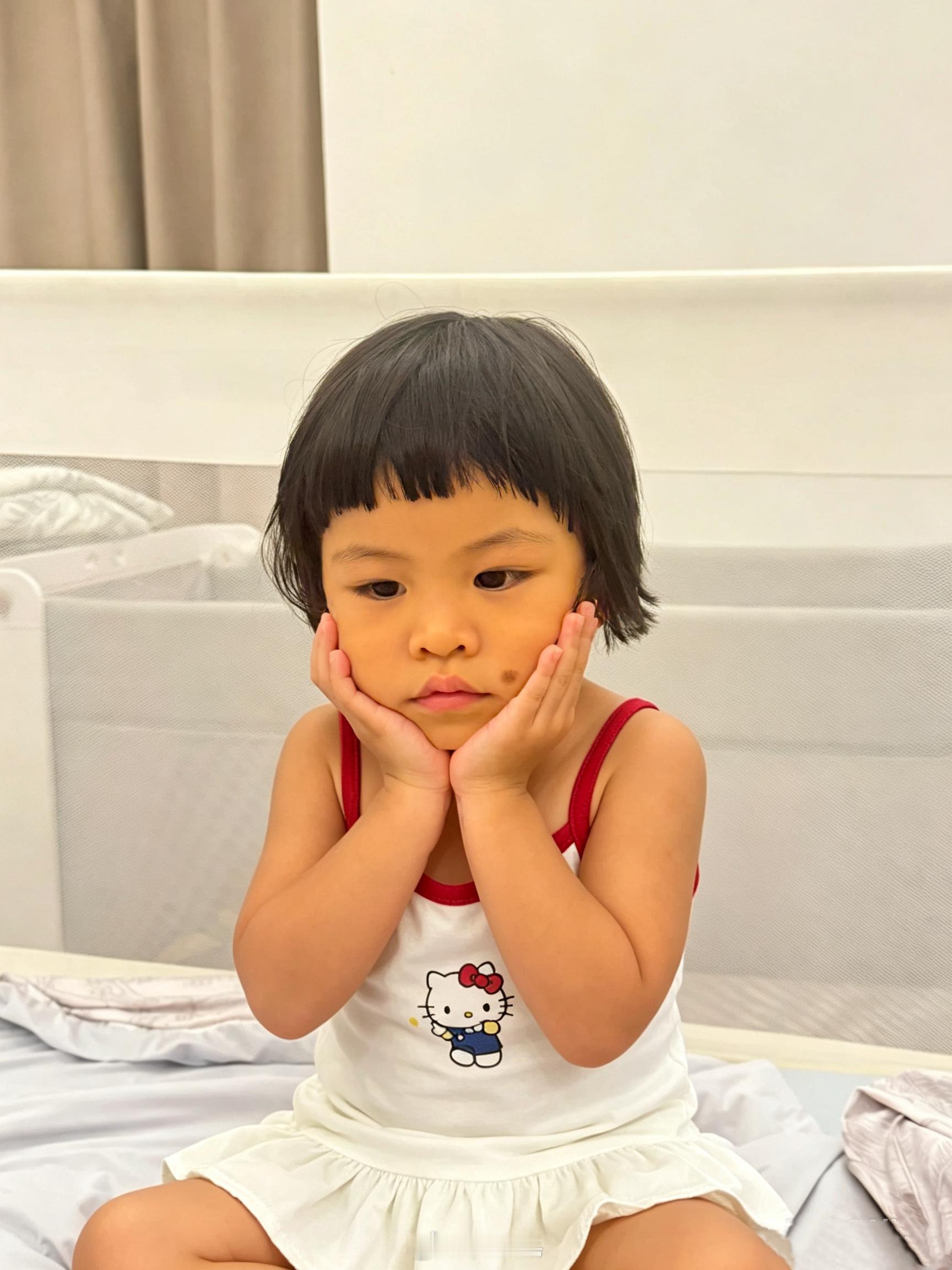 球今天很早就睡了，睡前给她擦香香，姐说我自己来，我系幼儿园小朋友了。 