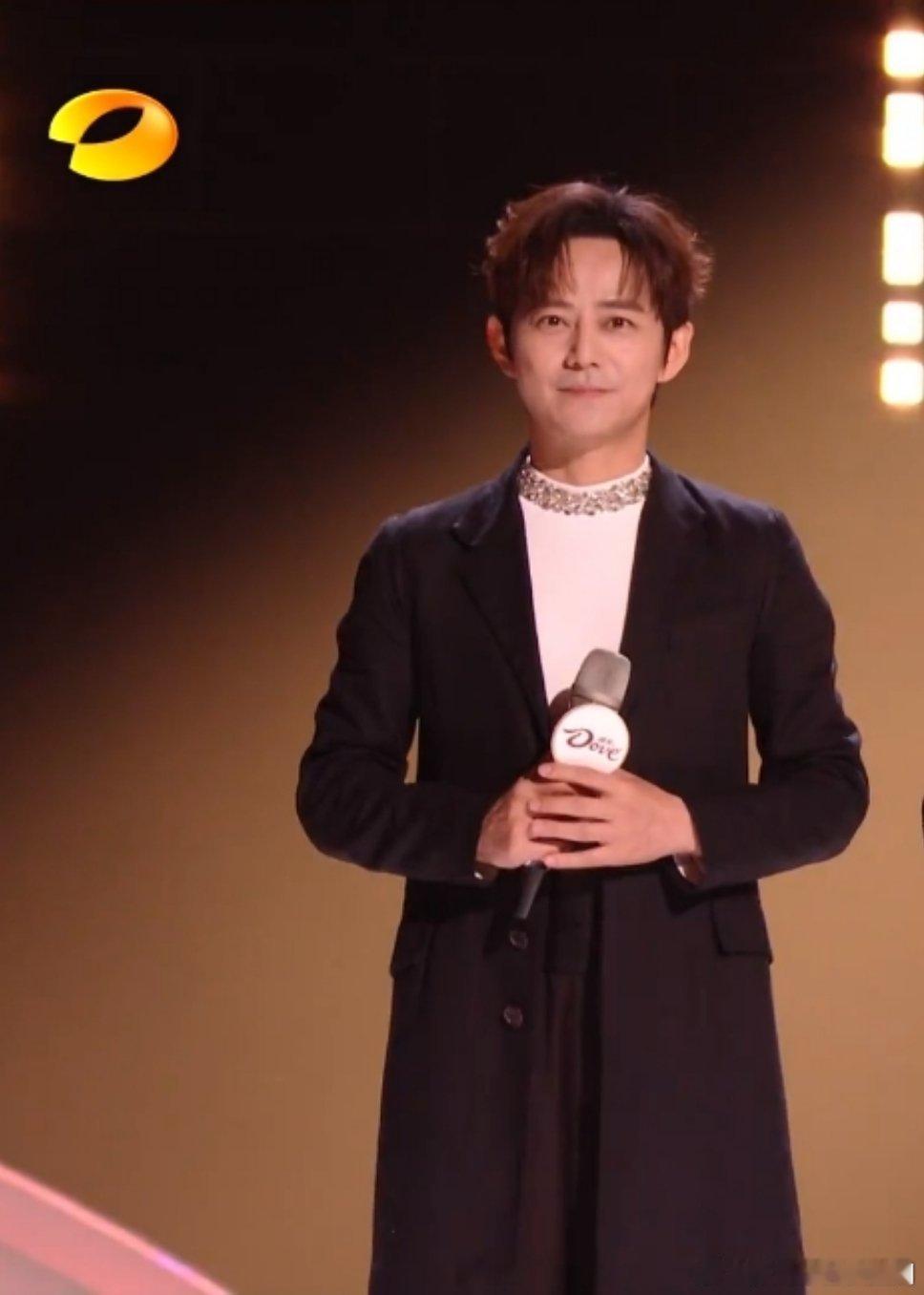 何炅 终于要结束了最后一期的眼泪全给何老师和选手了，舍不得每周日的热闹，舍不得何