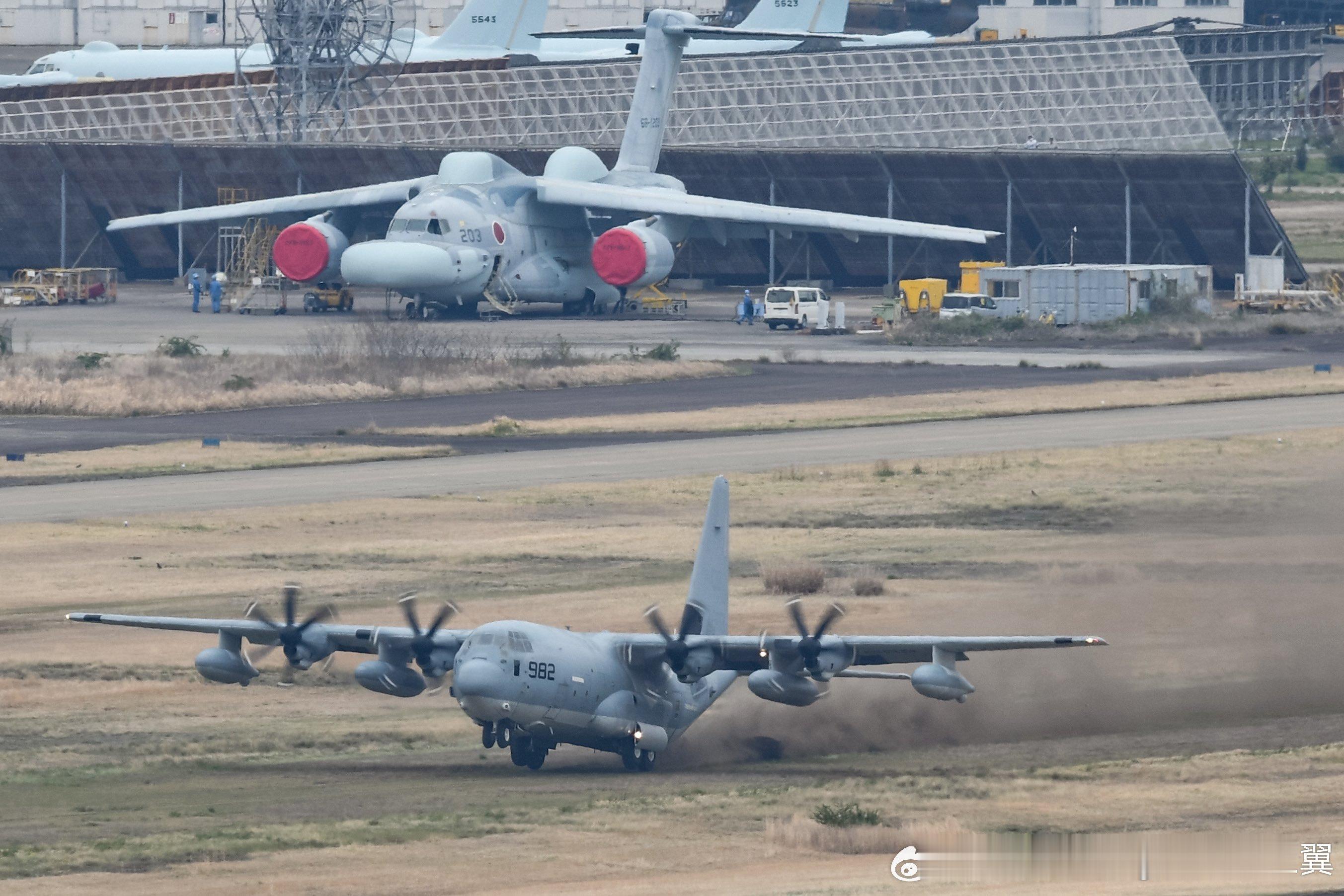 KC-130J在EC-2面前表演无铺装跑道触地复飞。 